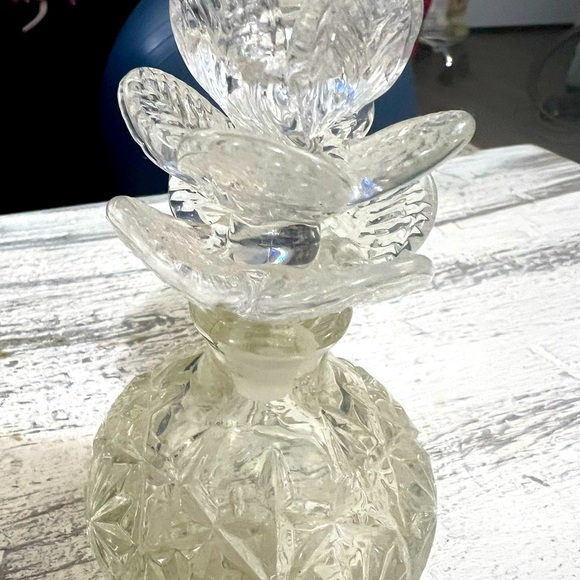 VINTAGE ETCHED CRYSTAL PERFUME BOTTLE WITH FLORAL TOP - Picture 3 of 8